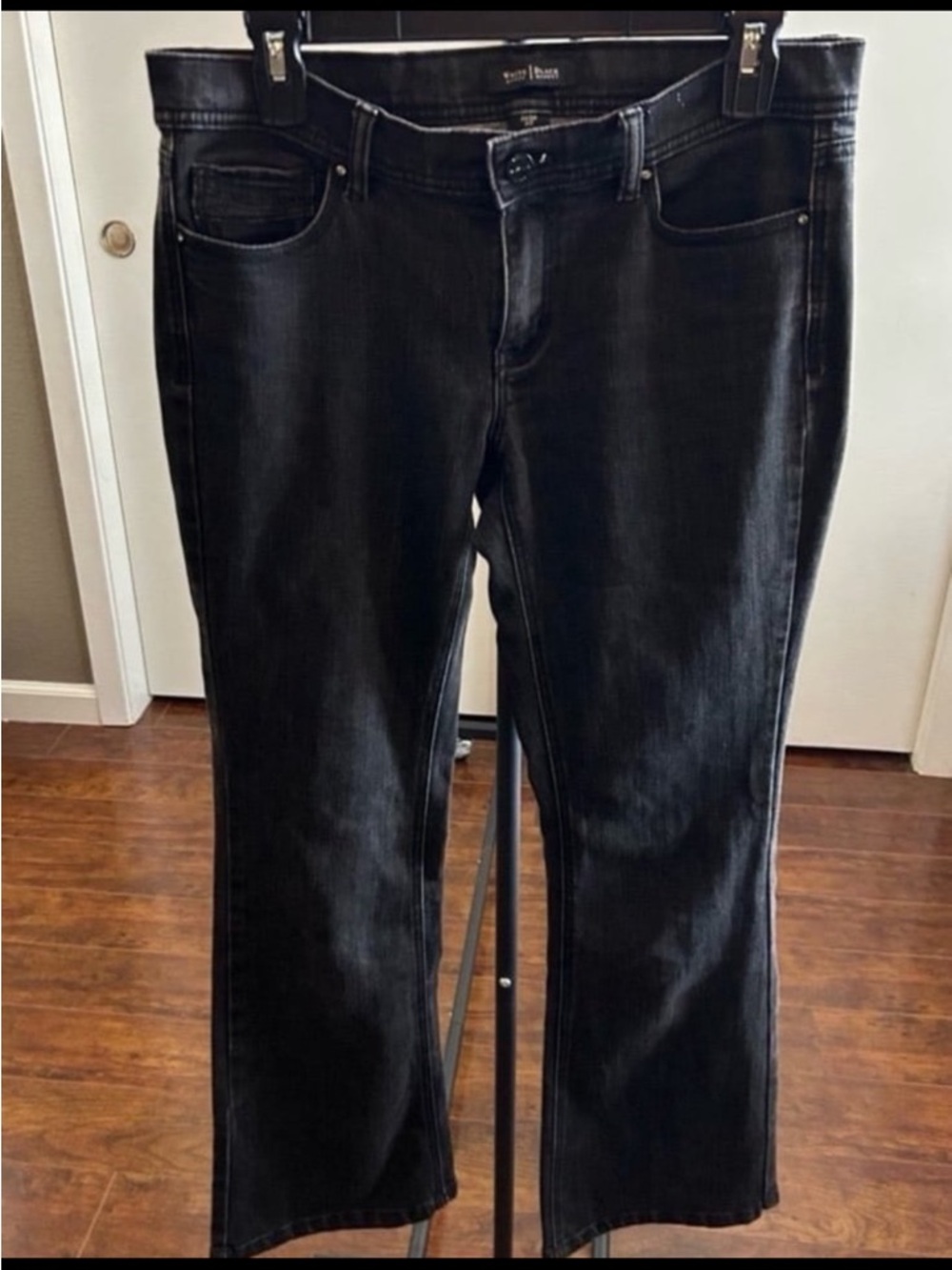 White House Black Market
Flare Leg Noir Jeans - Women's Size 8S (Black)